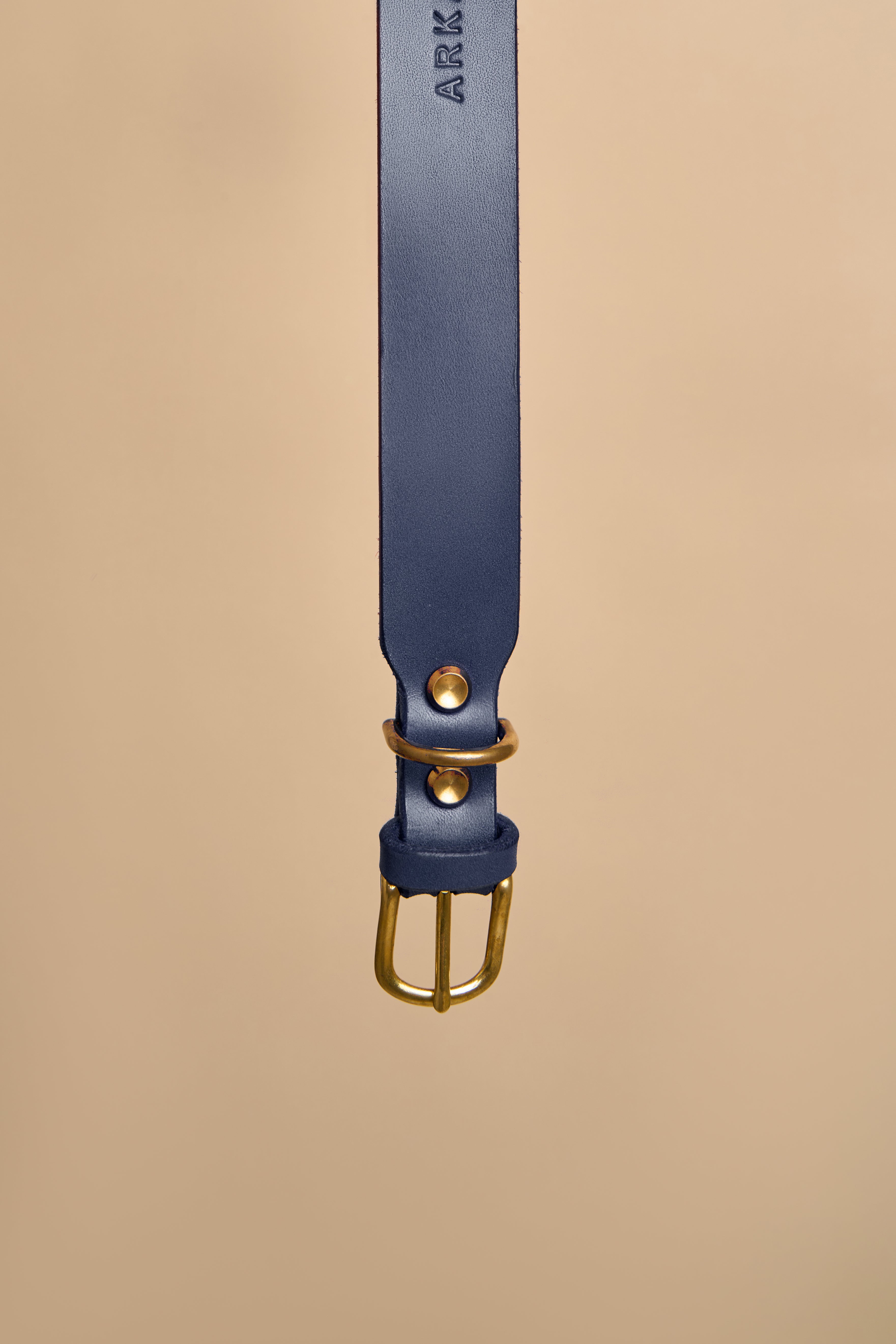 Detailed view of the brass buckle on Vero Classic Blue Leather Dog Collar, featuring durable Italian leather and brass hardware