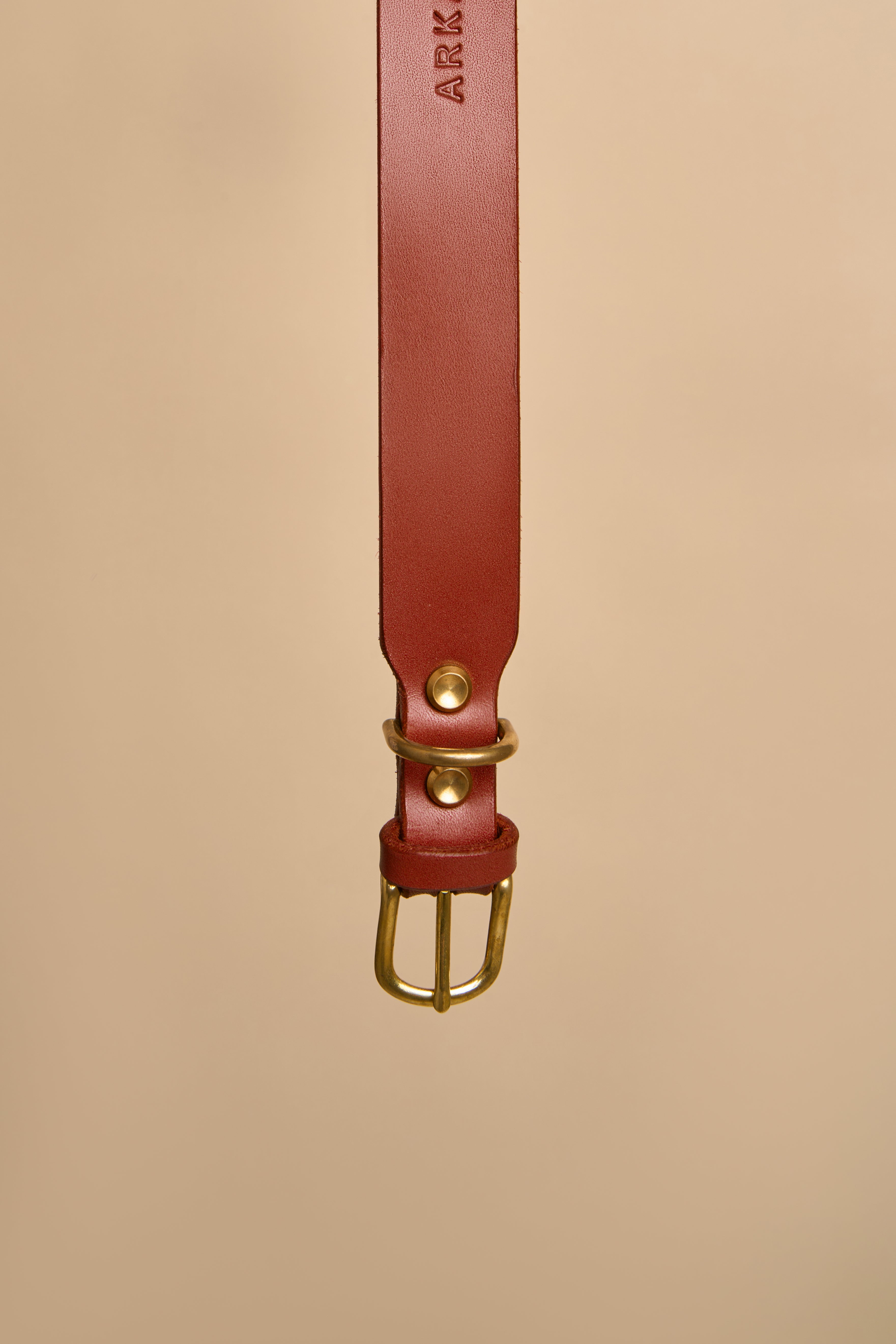 Close-up of the brass buckle on Vero Classic Cognac Leather Dog Collar, showcasing high-quality hardware and premium Italian leather