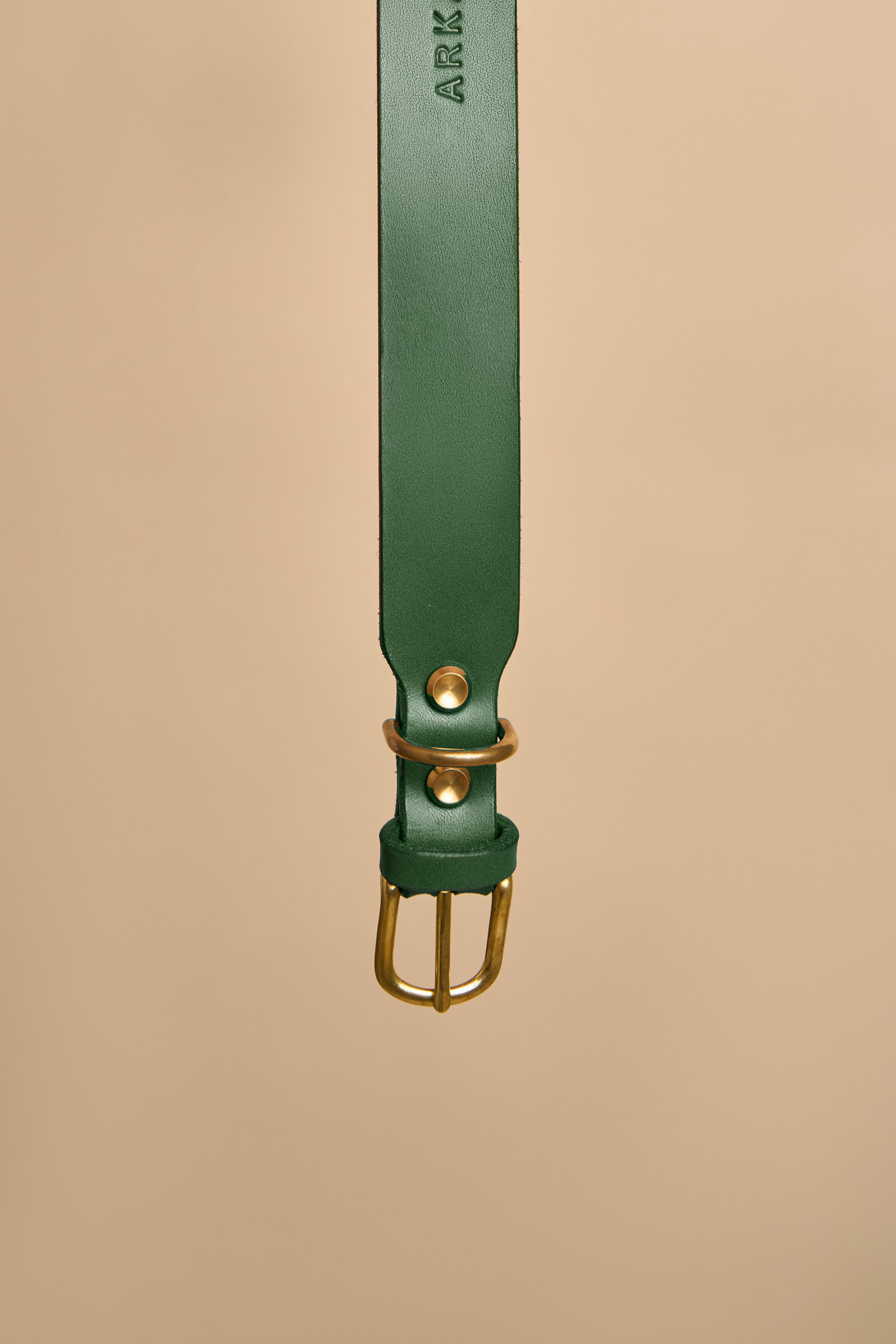 Detailed view of the brass buckle on Vero Classic Green Leather Dog Collar, highlighting strong Italian leather and secure fastening