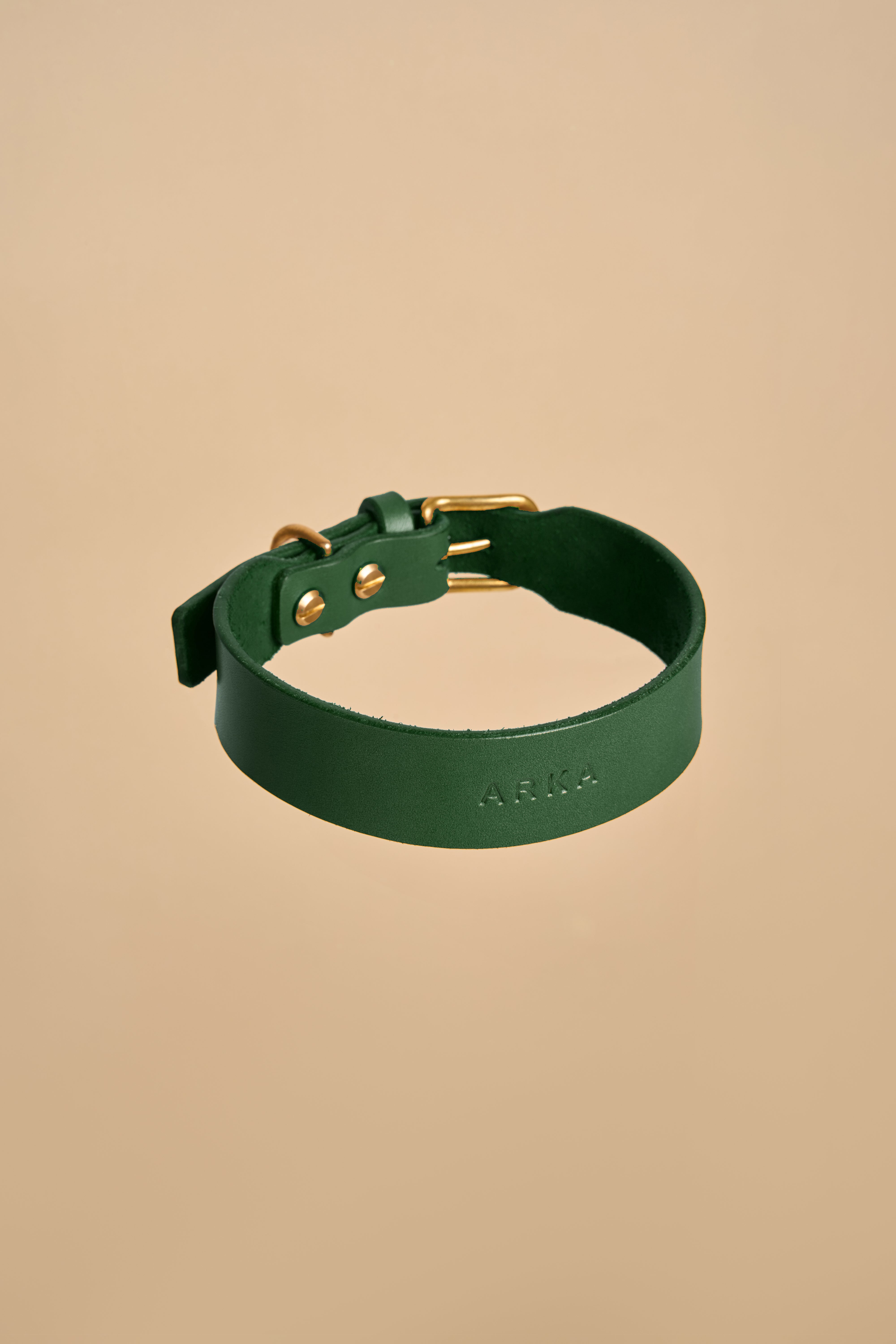 Vero Classic Green Leather Dog Collar crafted from high-quality Italian leather with sturdy brass fittings, offering a classic and elegant design.