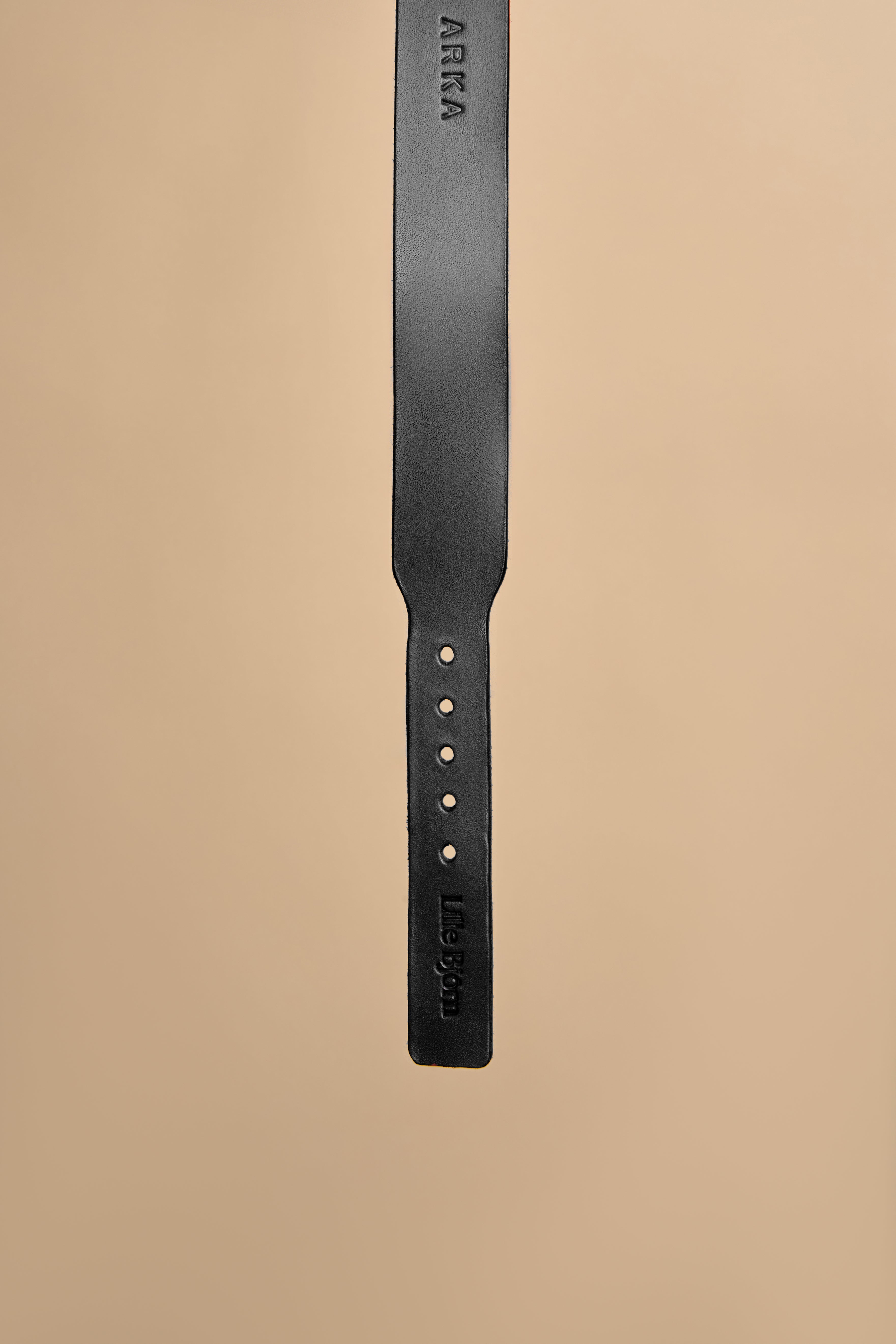 Close-up of the tip of Vero Classic Black Leather Dog Collar, showcasing premium Italian leather for durability and style